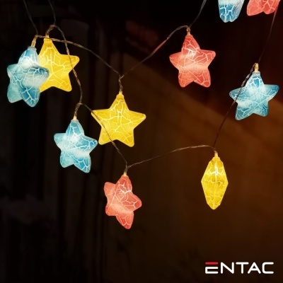 Cordão de luzes decorativas em forma de estrelas coloridas e um formato alongado em amarelo com padrão rachado