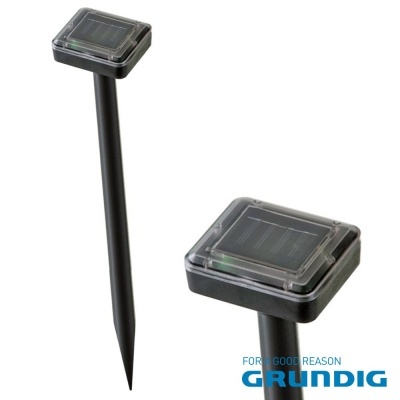 Dois dispositivos solares de exterior pretos com painéis solares quadrados no topo