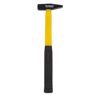 Martelo com cabo amarelo e preto, cabeça preta com marca 'Toolland'