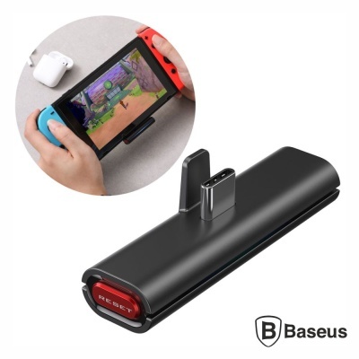 Adaptador Baseus preto com conetores USB-C e botão vermelho RESET