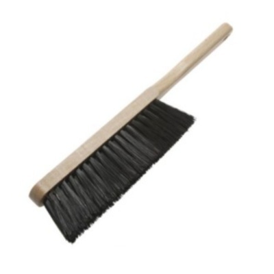 Vassoura com cabo de madeira e cerdas pretas