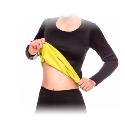 Pessoa com camiseta preta e interior amarelo-limão.