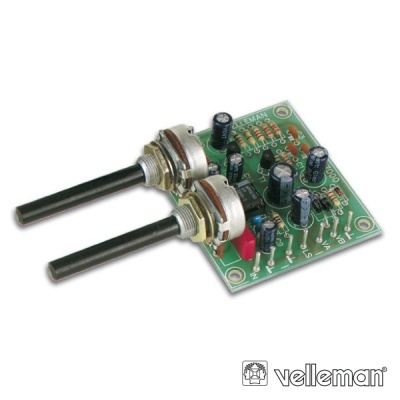 Placa eletrónica verde com componentes e potenciômetros longos pretos