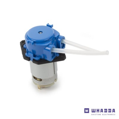 Motor elétrico com carcaça azul, tubos transparentes e base preta