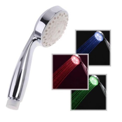 Chuveiro de mão cromado com jatos de água azuis, vermelhos e verdes iluminados