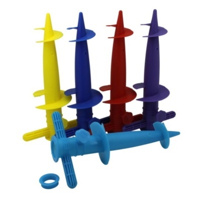 Cinco dispositivos plásticos coloridos para fazer cones de roupa