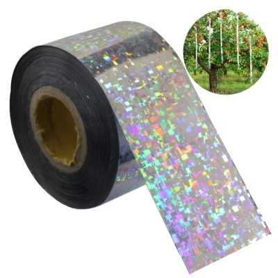 Rolo de fita holográfica prismática prateada com padrão quadrado colorido