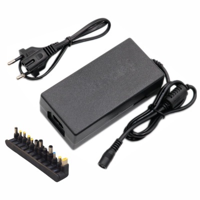 Transformador de corrente preto com cabos e adaptadores múltiplos.