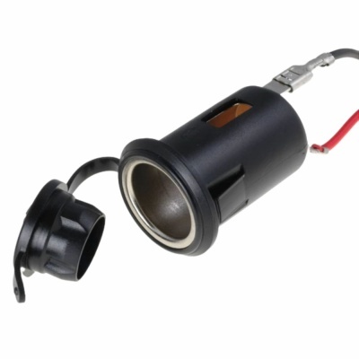 Tomada de isqueiro automóvel preta com tampa destacável e fios eléctricos