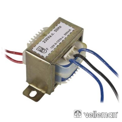 Transformador elétrico metálico com fios vermelhos e azuis e etiqueta branca