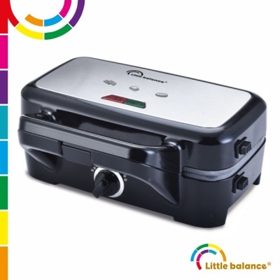 Máquina de waffles preta com tampa prateada e botões indicadores