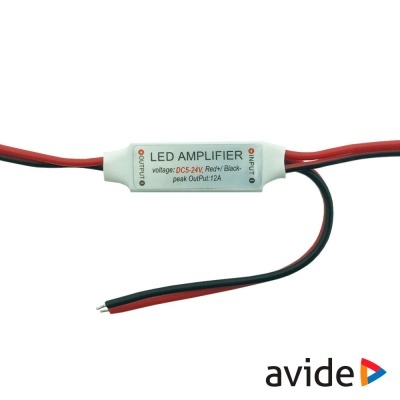 Amplificador LED branco com fios vermelhos e pretos e texto técnico impresso.