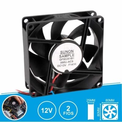 Ventoinha electrónica preta com 7 pás e etiqueta central com texto