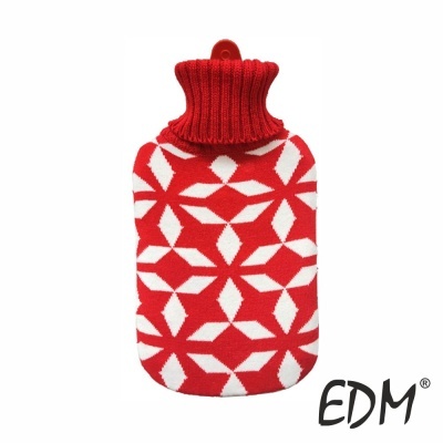 Bolsa de água quente com capa tricotada vermelha e branca com padrão geométrico