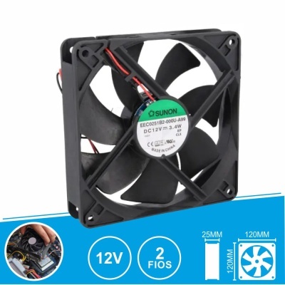 Ventoinha de computador preta quadrada com etiqueta verde e branca no centro e fios vermelhos e pretos