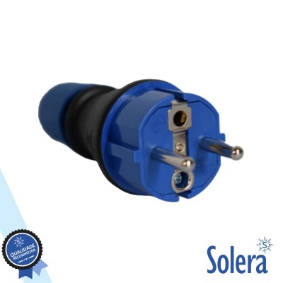 Plugue elétrico azul e preto com pinos metálicos, selo de qualidade Solera