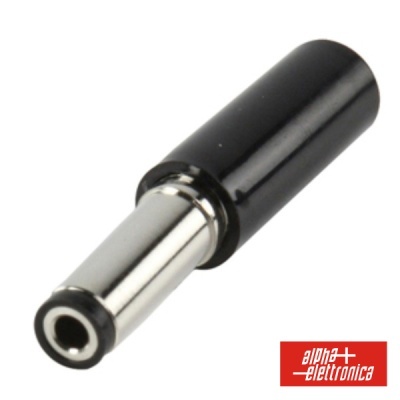 Adaptador elétrico com conector metálico prateado e revestimento preto