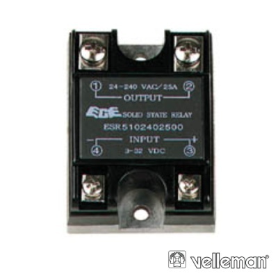 Relé de estado sólido preto SSR5102402500 com parafusos metálicos