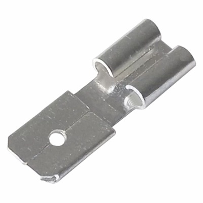 conector metálico prateado com furo e duas partes curvas