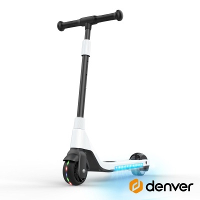 Trotinete elétrica preta e branca com luzes LED coloridas e marca Denver