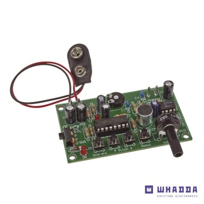 Placa de circuito eletrónico verde com componentes e conector para bateria