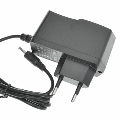 Carregador preto de parede com cabo e plugue europeu