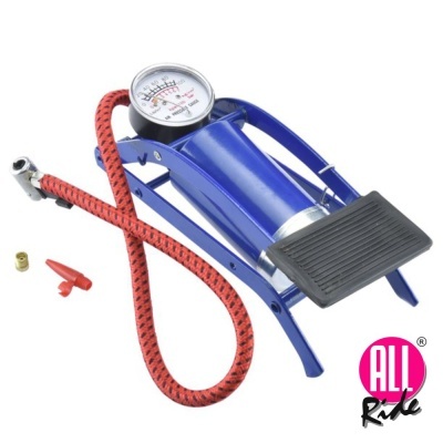 Bomba de pés azul com mangueira vermelha e preta, manómetro e adaptadores