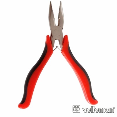 Alicate de pontas vermelho e preto com corpo metálico prateado sob fundo branco.