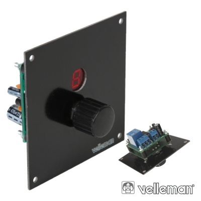 Painel eletrônico preto com botão rotativo e display numérico vermelho