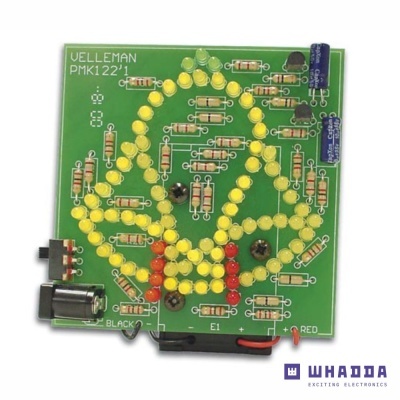 Placa eletrónica verde com LEDs amarelos e vermelhos e componentes diversos