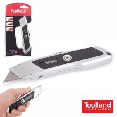 Estilete prateado e preto da marca Toolland com lâmina exposta e embalagem vermelha e preta