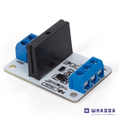 Placa eletrónica com conectores azuis e módulo preto sobre circuito branco