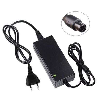 Adaptador de corrente preto com cabos e conector redondo de cinco pinos