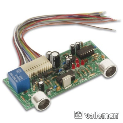 Placa eletrónica com sensores e fios coloridos