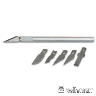 Kit de faca de precisão com várias lâminas sobre fundo branco