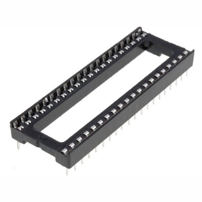 Soquete elétrico retangular preto com 40 pinos