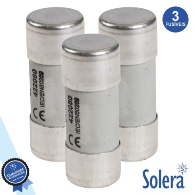 Três fusíveis cilíndricos com corpo branco e tampas metálicas