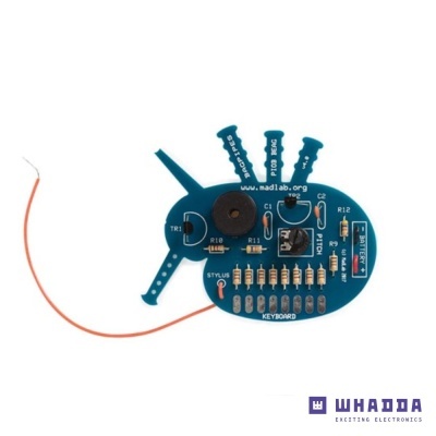 Placa de circuito azul com componentes eletrónicos em forma de inseto