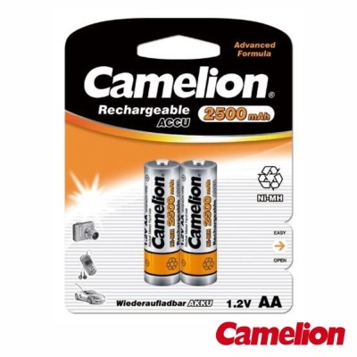 Pack de duas pilhas recarregáveis Camelion AA 2500 mAh em embalagem preta e laranja