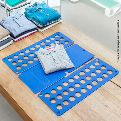 Organizador azul de roupa com orifícios sobre mesa de madeira com camisas dobradas