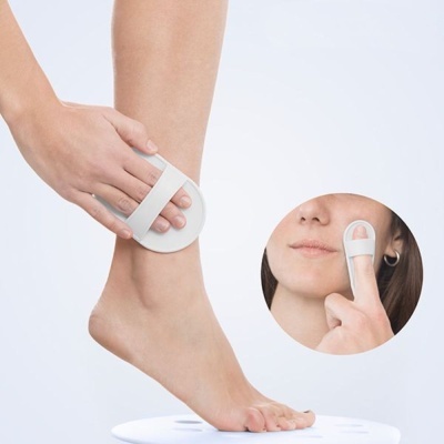 Dispositivo de silicone branco para dedo e calcanhar em uso