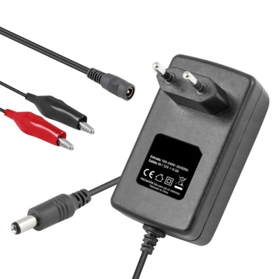 Transformador de corrente com ficha europeia e cabos com conetores banana