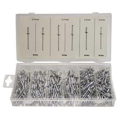 Caixa transparente com rebites de alumínio organizados por tamanho