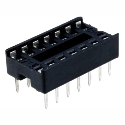 Conector eletrónico preto com 16 pinos metálicos em fundo branco.