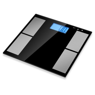 balança digital de corpo preta com ecrã azul e placas metálicas