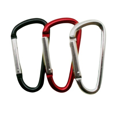 três mosquetões metálicos em preto, vermelho e prata