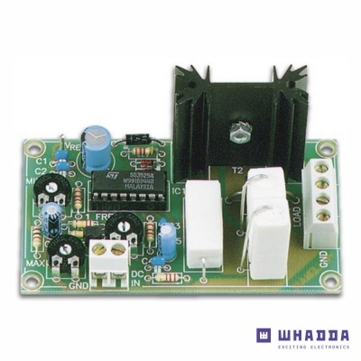 Placa eletrónica com componentes e dissipador de calor preto