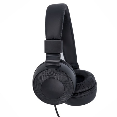 Auriculares pretos com almofadas acolchoadas e cabo