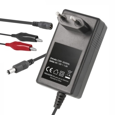 Carregador adaptador elétrico preto com conectores e ficha de tomada europeia