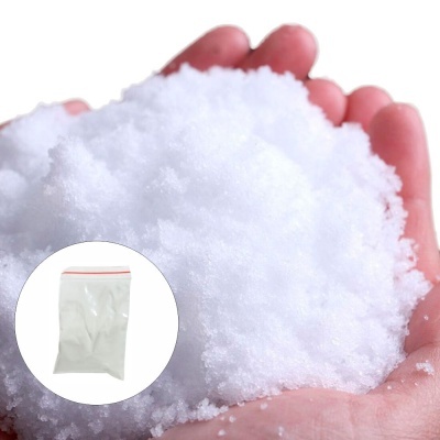 Material branco fofo nas mãos com saco plástico contendo o mesmo material